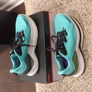 Saucony Endorphin Shift 2 size 9